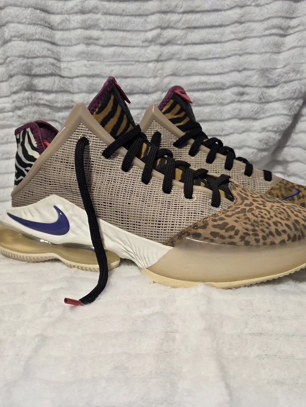 Size 10 Nike LeBron Xix Low Safari men's basketball shoes.